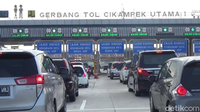 Kepadatan kendaraan di Gerbang Tol Cikatama mulai terlihat