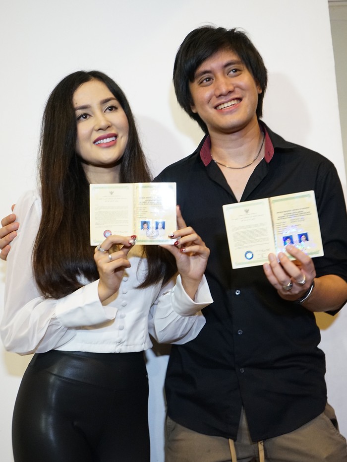 Kevin Aprilio & Vicy Melanie Musisi Kevin Aprilio bersama istrinya Vicy Melanie saat konferensi pers usai pernikahannya di kawasan Lebak Bulus, Jakarta, Rabu, (28/10/2020).