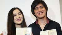 Musisi Kevin Aprilio bersama istrinya Vicy Melanie saat konferensi pers usai pernikahannya di kawasan Lebak Bulus, Jakarta, Rabu, (28/10/2020). (Foto: Palevi/detikcom)