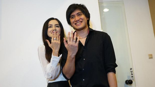 Musisi Kevin Aprilio bersama istrinya Vicy Melanie saat konferensi pers usai pernikahannya di kawasan Lebak Bulus, Jakarta, Rabu, (28/10/2020).