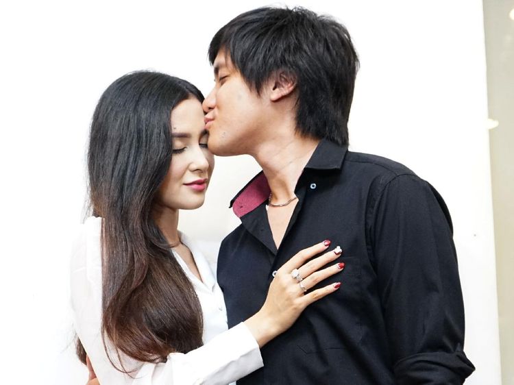 Kevin Aprilio dan Vicy Melanie Pamer Buku Nikah