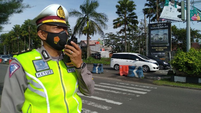 Kondisi lalu lintas arah Kota Bogor-Puncak setelah diberlakukan sistem one way oleh kepolisian