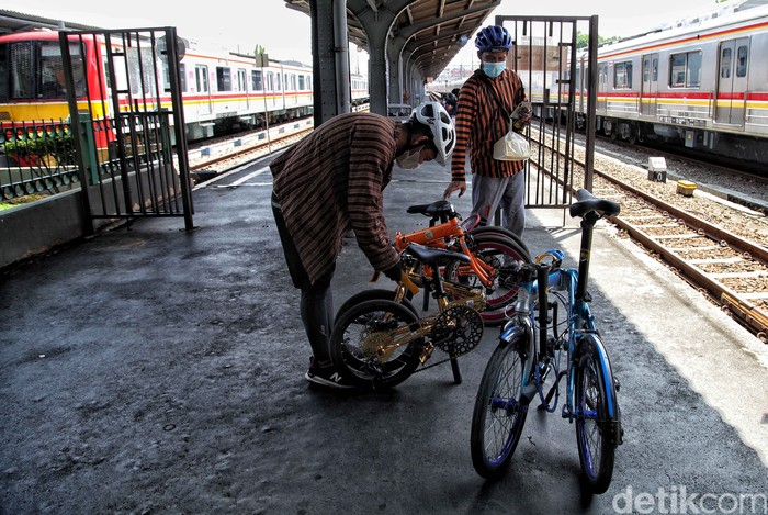 Cuti bersama mendorong orang-orang bepergian menggunakan kereta api. Seperti yang terlihat di Stasiun Stasiun Jakarta Kota hari ini.