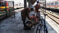 Di antara mereka ada juga yang membawa sepeda lipat untuk menaiki kereta.