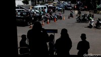 Suasana arus lalu lintas di kawasan stasiun tampak ramai lancar.