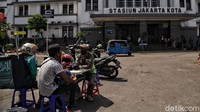 Satpol PP juga disiagakan untuk membantu mengecek calon penumpang.