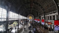 Sebagian warga Jakarta berlibur dengan modal transportasi KRL.