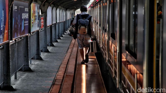Cuti bersama mendorong orang-orang bepergian menggunakan kereta api. Seperti yang terlihat di Stasiun Stasiun Jakarta Kota hari ini.