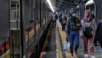Saat libur panjang ini, penerapan protokol kesehatan di stasiun tersebut juga diperketat.