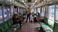 Kebersihan tetap terus dijaga di dalam rangkaian KRL demi kenyamanan penumpang.