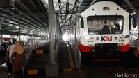 Sejumlah penumpang tampak menunggu kedatangan kereta api yang akan membawanya menuju sejumlah kota di Pulau Jawa.