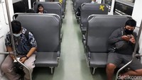 Protokol kesehatan diterapkan secara ketat di dalam rangkaian kereta. Selain memakai masker, penumpang juga wajib menjaga jarak.