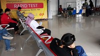 Sejumlah calon penumpang mengantre untuk rapid test.