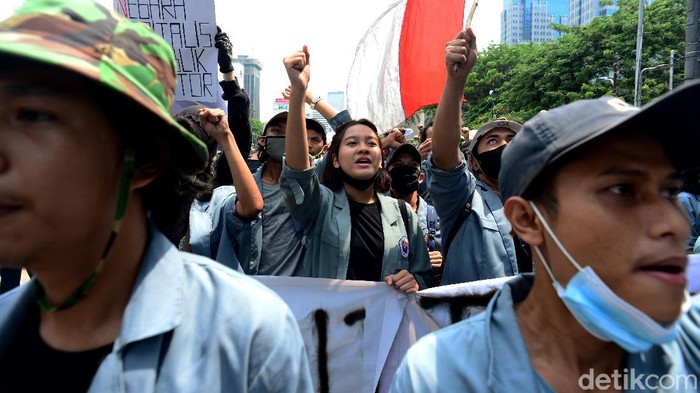 Mahasiswa Manis Ini Curi Perhatian di Tengah Demo Ada yang menarik perhatian di tengah aksi menolak Omnibus Law UU Cipta Kerja di Patung Kuda. Terlihat seorang mahasiswa manis di tengah massa aksi. Penasaran?