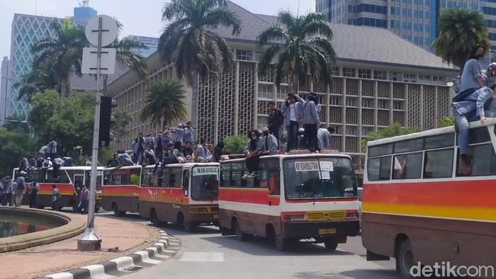 Mahasiswa mulai berdatangan di Patung Kuda Jakarta Pusat