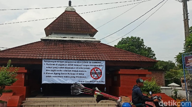 makam Sunan Kalijaga di Demak, Jateng Pintu masuk ziarah makam Sunan Kalijaga di Kadilangu Demak terpasang imbauan mematuhi protokol kesehatan beberapa waktu lalu