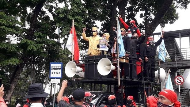 Massa aksi tolak Omnibus Law pakai baju adat