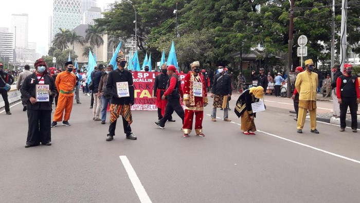 Massa aksi tolak Omnibus Law pakai baju adat