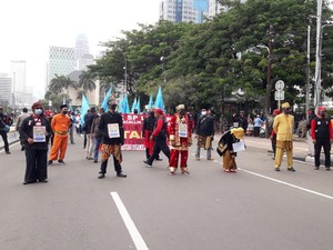 Gaya Massa Demo Tolak Omnibus Law di Patung Kuda Berbaju Adat
