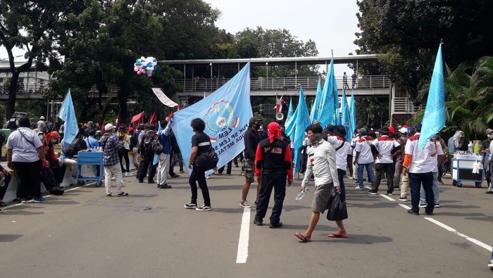 Massa buruh dan mahasiswa berbaur demo tolak Omnibus Law di Patung Kuda