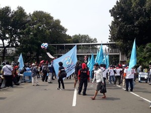 Massa Buruh-Mahasiswa Membaur Demo di Patung Kuda Tolak Omnibus Law