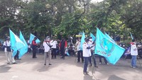 Massa buruh mulai berdatangan ke kawasan Patung Kuda, Jakarta Pusat, Rabu (28/10/2020). Massa berasal dari Federasi Serikat Pekerja Logam Elektronik Mesin Serikat Pekerja Seluruh Indonesia (FSP LEM SPSI). (Foto: Ilman/detikcom)