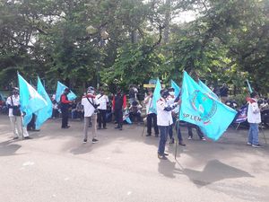 Massa Buruh Tolak Omnibus Law Mulai Berdatangan di Area Patung Kuda Jakpus