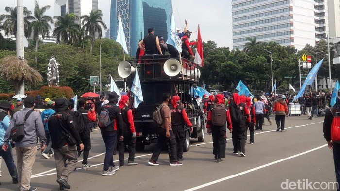Massa buruh meninggalkan Patung Kuda sekitar pukul 14.30 WIB, Rabu (28/10)