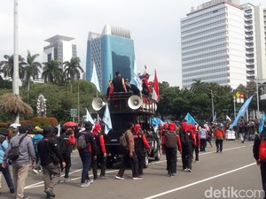 Bubarkan Diri, Massa Buruh Pamit ke Mahasiswa yang Demo di Patung Kuda