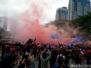 Demo Omnibus Law di Patung Kuda, Massa Bacakan Sumpah Buruh-Tembakkan Bom Asap