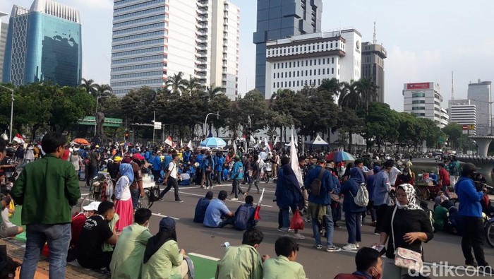 Massa demo di Patung Kuda, Rabu (28/10) sore ini.