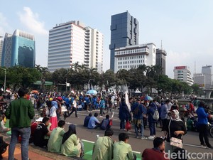 Makin Sore, Massa Demo Omnibus Law di Patung Kuda Tersebar di Beberapa Titik