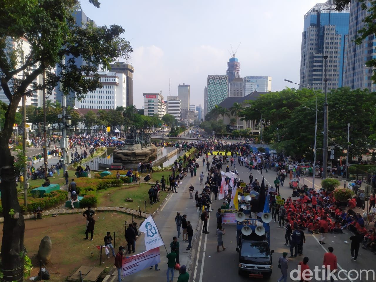 Demonstration Masses of the Omnibus Law at a horse statue at 3.30 p.m. WIB, October 28, 2020