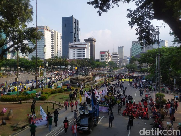 Massa Demo Omnibus Law di Patung Kuda pukul 15.30 WIB 28 Oktober 2020
