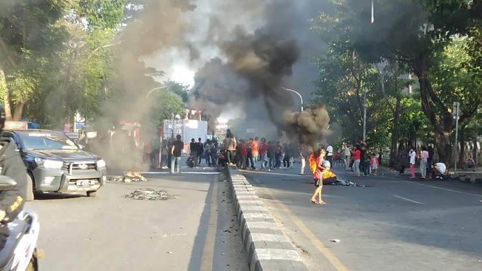 Massa di Makassar tutup Jalan Alauddin (Hermawan-detikcom).