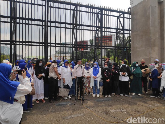 Massa emak-emak demo di depan DPR.