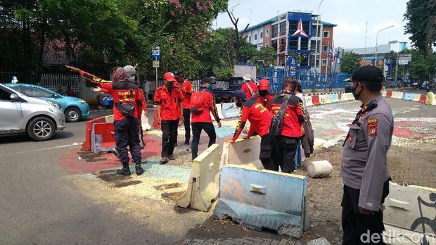 Massa KASBI di Depan Tugu Proklamasi