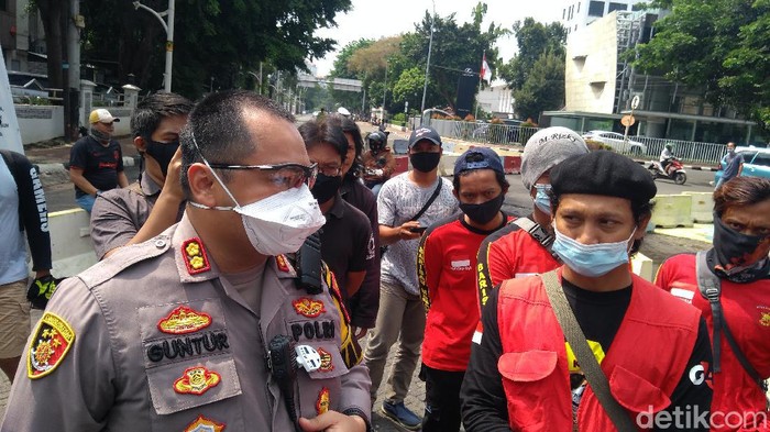Massa KASBI di Depan Tugu Proklamasi