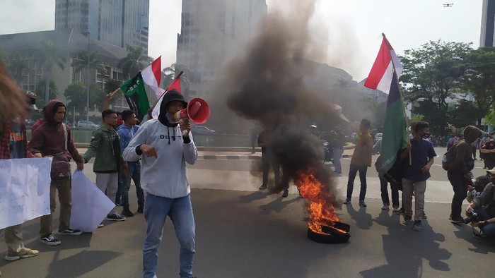 Massa mahasiswa bakar ban di Patung Kuda (Foto: Luqman/detikcom)