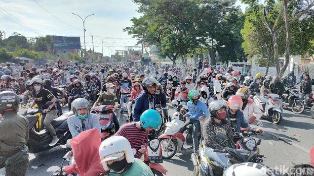 Massa pecinta otomotif di Makassar geruduk DPRD Sulsel meminta dibuatkan sirkuit (Ibnu Munsir-detikcom).