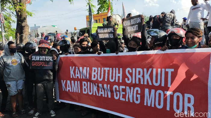 Massa pecinta otomotif di Makassar geruduk DPRD Sulsel meminta dibuatkan sirkuit (Ibnu Munsir-detikcom).
