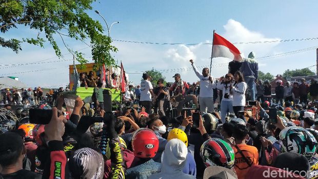 Massa pecinta otomotif di Makassar geruduk DPRD Sulsel meminta dibuatkan sirkuit (Ibnu Munsir-detikcom).