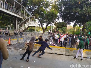 Massa ABG Tarik Pagar Kawat di Depan Kemenpar, Lalu Lempar Botol-Bakar Ban