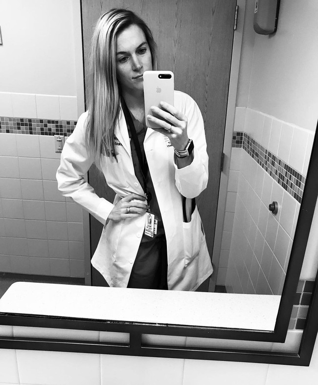 Di media sosial, dokter Medina sering menginspirasi para wanita untuk meraih mimpi mereka dalam dunia medis. Tapi belakangan ia sering mendapat komentar dari orang-orang yang mengenai wajah cantiknya. Foto: Instagram @drculver