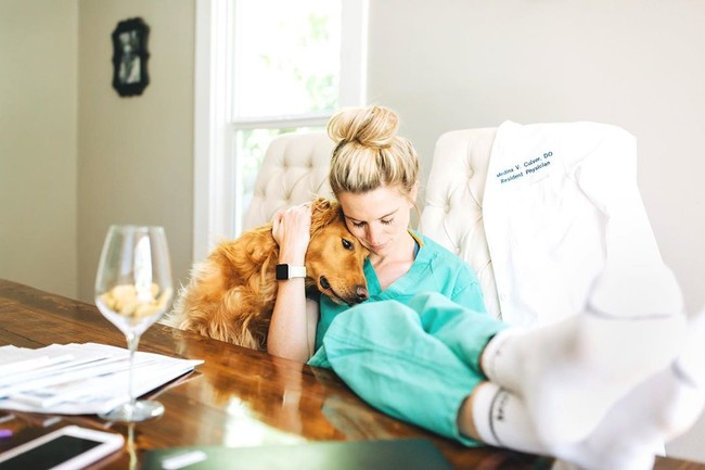 Dalam sebuah video di Instagram, Medina yang sering membagi tips kesehatan itu membuat video mengenai komentar seseorang yang menyebutnya terlalu (pretty) cantik untuk menjadi dokter betulan. Ia pun menanggapinya dengan menulis, Oke terima kasih...aku memang cantik. Foto: Instagram @drculver