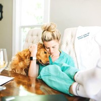 Dalam sebuah video di Instagram, Medina yang sering membagi tips kesehatan itu membuat video mengenai komentar seseorang yang menyebutnya terlalu (pretty) cantik untuk menjadi dokter betulan. Ia pun menanggapinya dengan menulis, Oke terima kasih...aku memang cantik. Foto: Instagram @drculver