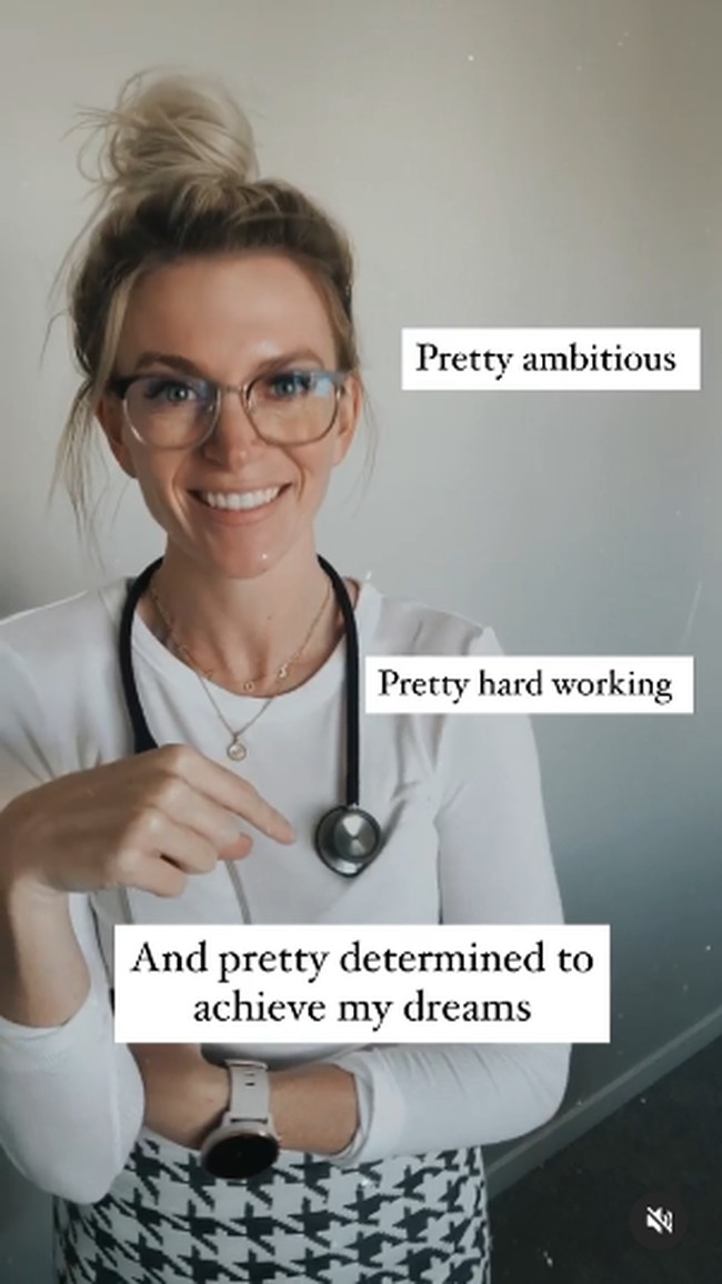 Sambil memakai kacamata dan memegang stetoskop, ia pun melanjutkan video dengan tulisan pretty ambitious, pretty hard working, dan pretty determined to achieve my dreams sebagai pretty yang dimaksud. Foto: Instagram @drculver