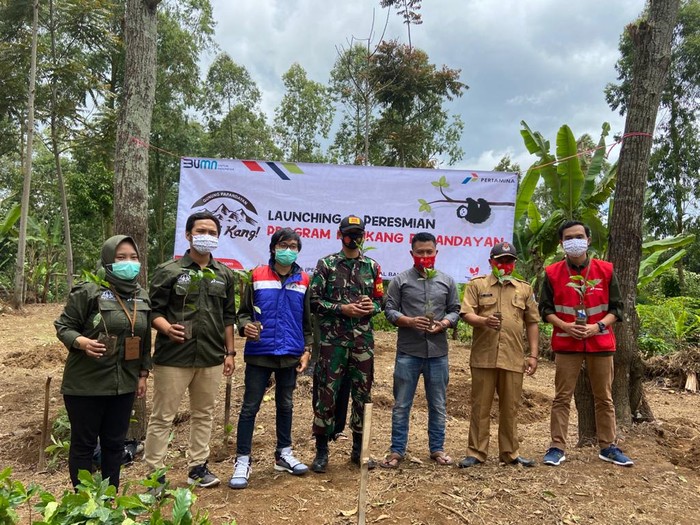 Melalui kegiatan CSR Fuel Terminal Bandung Group MOR III, Pertamina resmikan Program CSR Kopi Kang!, dan simbolis penanaman bibit kopi di Desa Cipaganti, Garut.