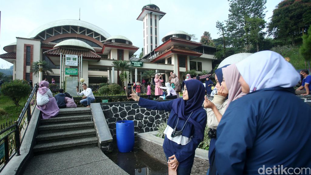 Liburan ke Puncak tak lengkap kalau belum mampir ke Masjid Atta'awun. Selain beribadah, wisatawan juga bisa beristirahat di masjid yang terletak di Jalan Raya Puncak tersebut.