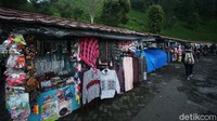 Di area parkir juga terdapat warung-warung yang menjual aneka oleh-oleh khas Puncak.